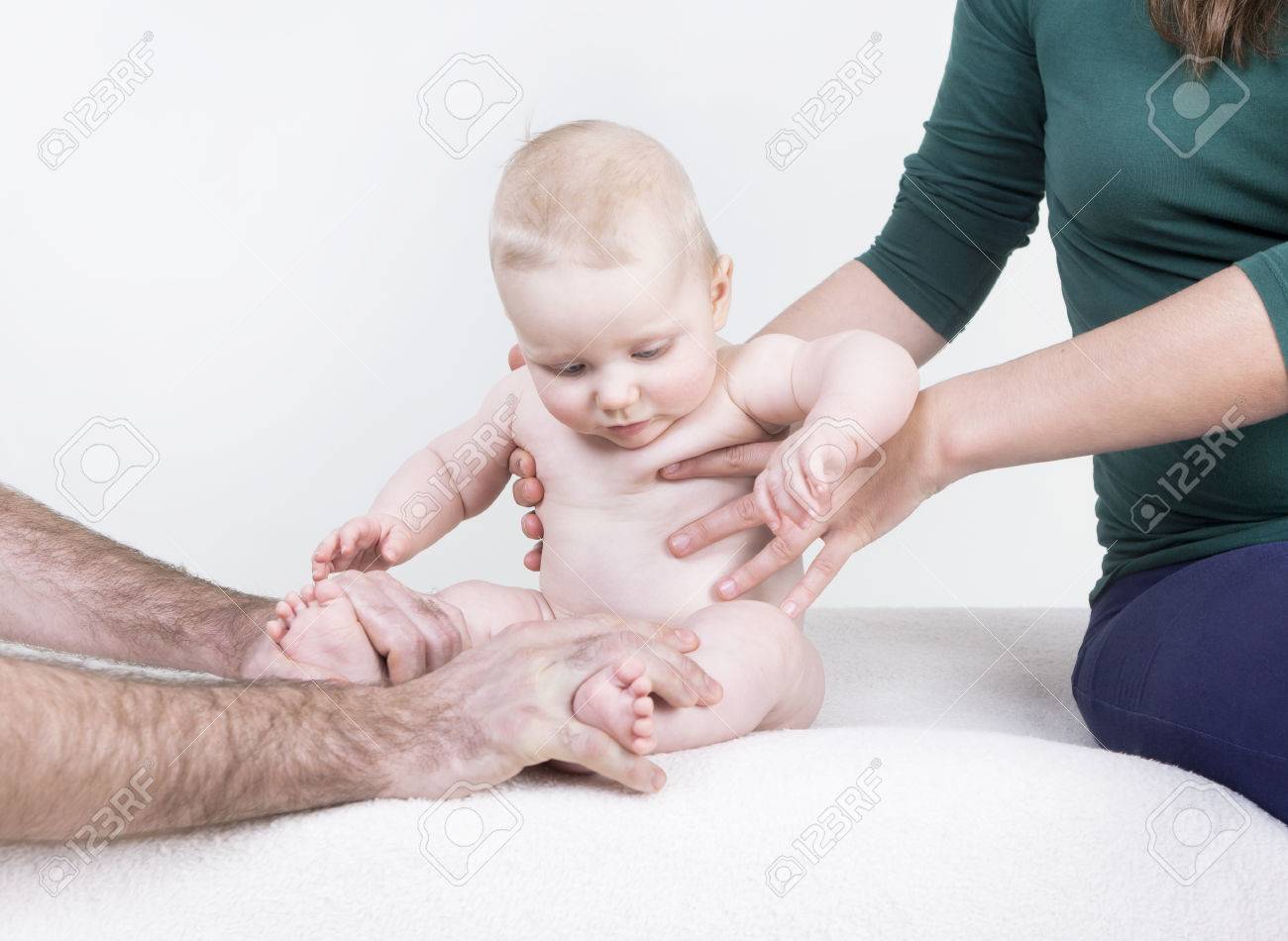 Mere Et Pere Tenant Son Bebe Nu Les Bras Banque D Images Et Photos Libres De Droits Image