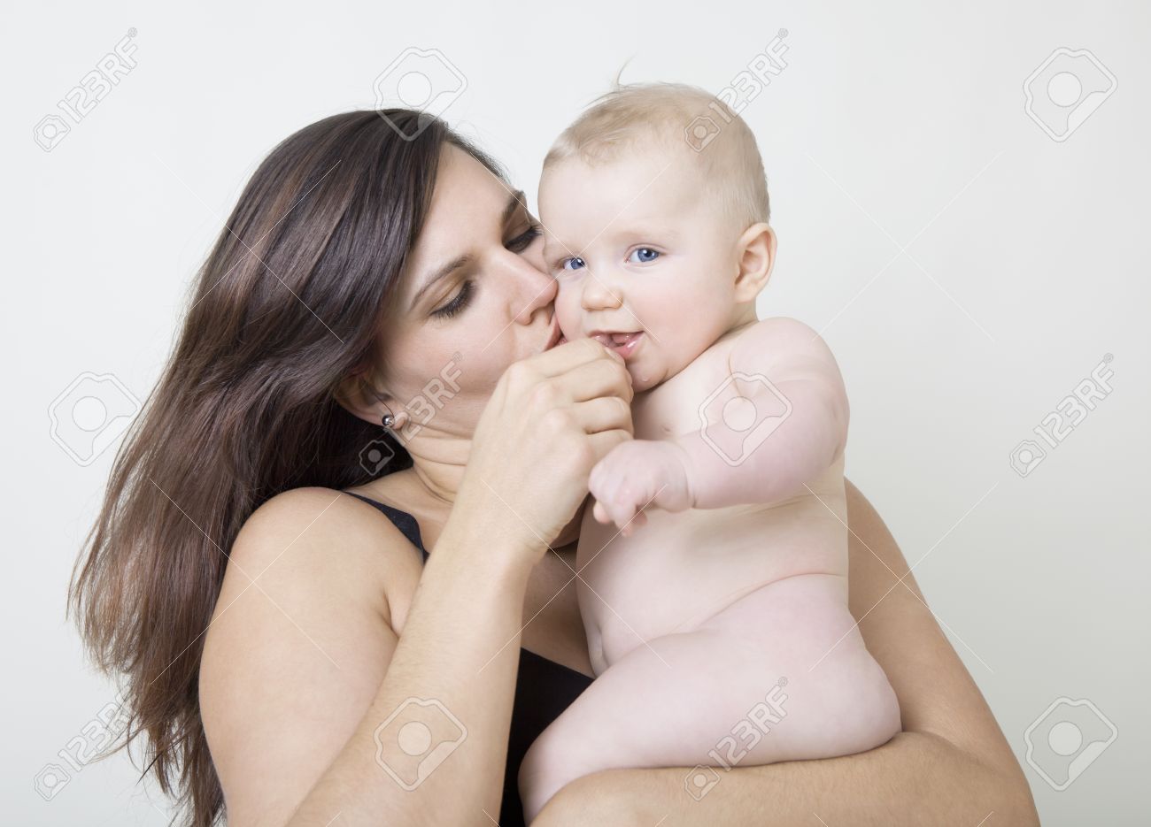 Mere Tient Son Bebe Nu Avec Les Bras Banque D Images Et Photos Libres De Droits Image