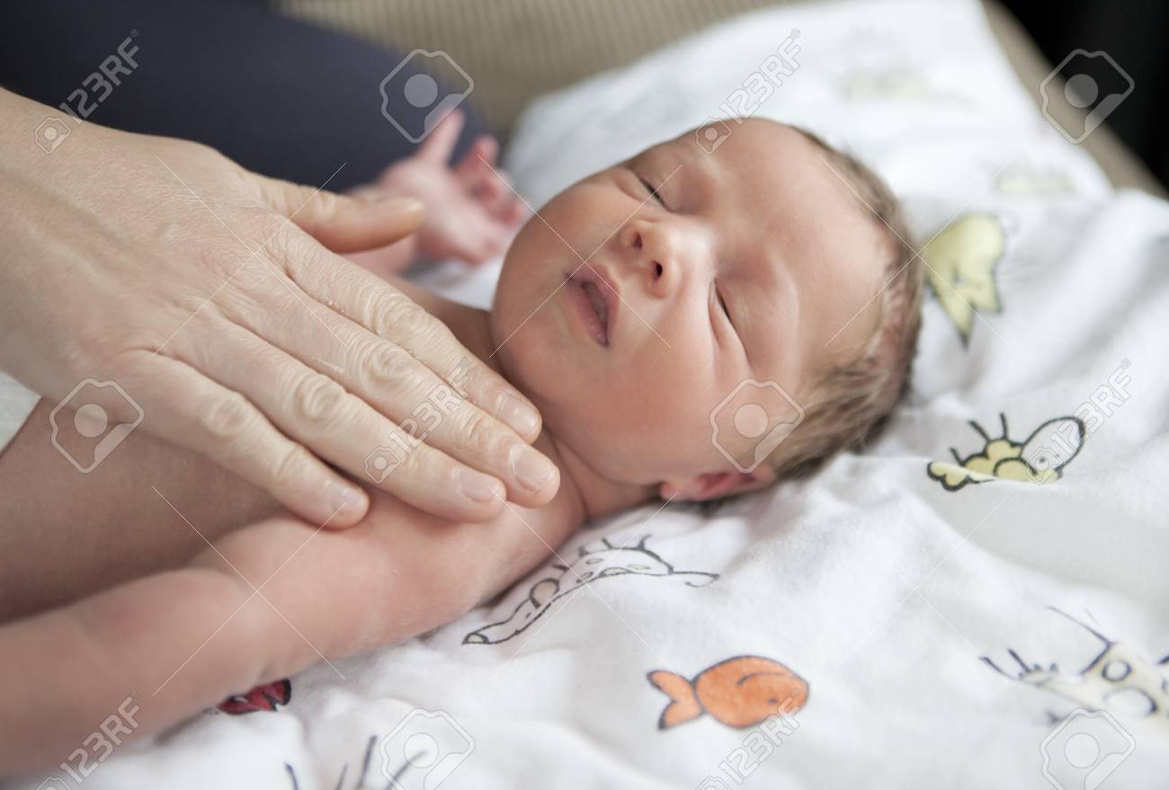 Couché Bébé D'une Semaine Après Que La Mère De Naissance Est Pris