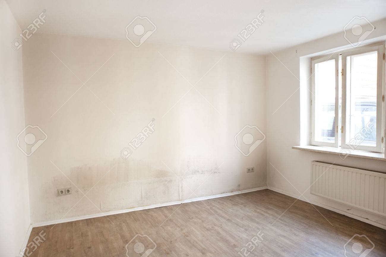 Eine Wohnung Mit Feuchten Wänden, Auf Dem Schimmel Bilden ... Eine Wohnung Mit Feuchten Wänden, Auf Dem Schimmel Bilden ...