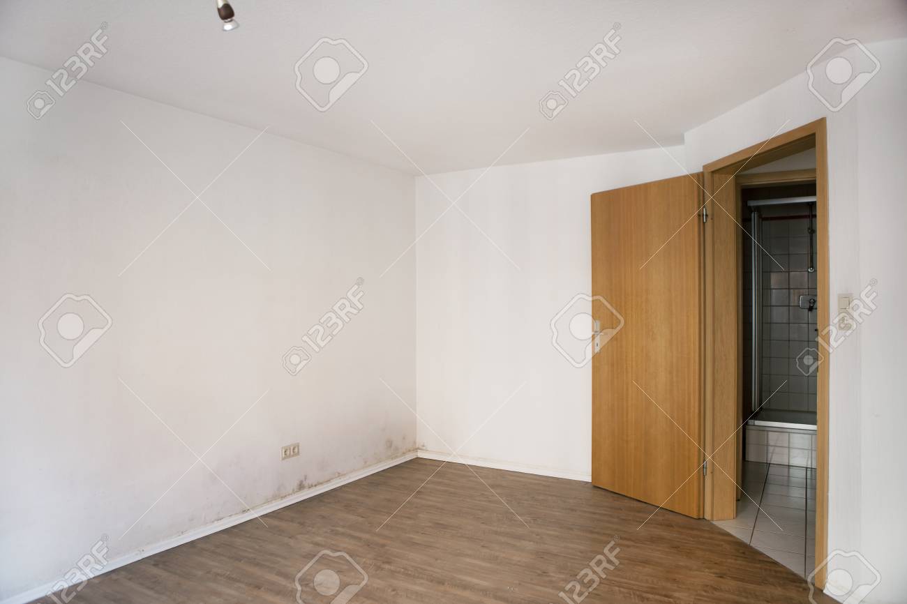 Eine Wohnung Mit Feuchten Wänden, Auf Dem Schimmel Bilden ... Eine Wohnung Mit Feuchten Wänden, Auf Dem Schimmel Bilden ...