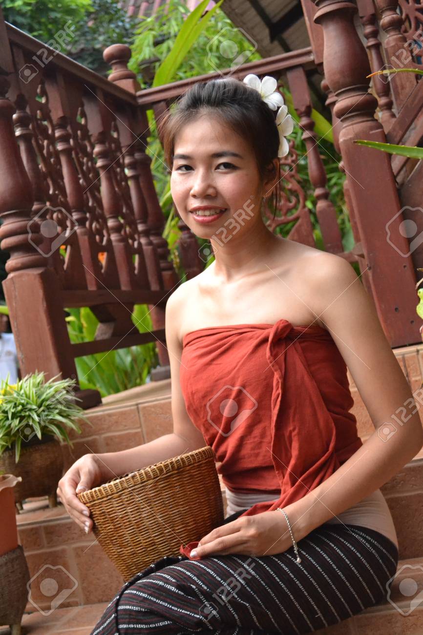 라오스에서 전통적인 의류에 웃는 젊은 여자 로열티 무료 사진, 그림, 이미지 그리고 스톡포토그래피. Image 33765928