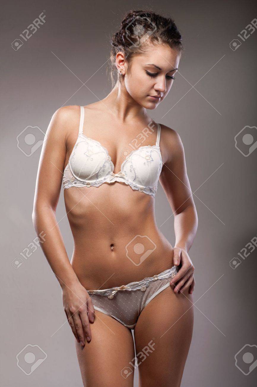 Joven Morena En Lencería Fotos, Imágenes Y Fotografía De Archivo Libres De Derecho. Image 15480716.