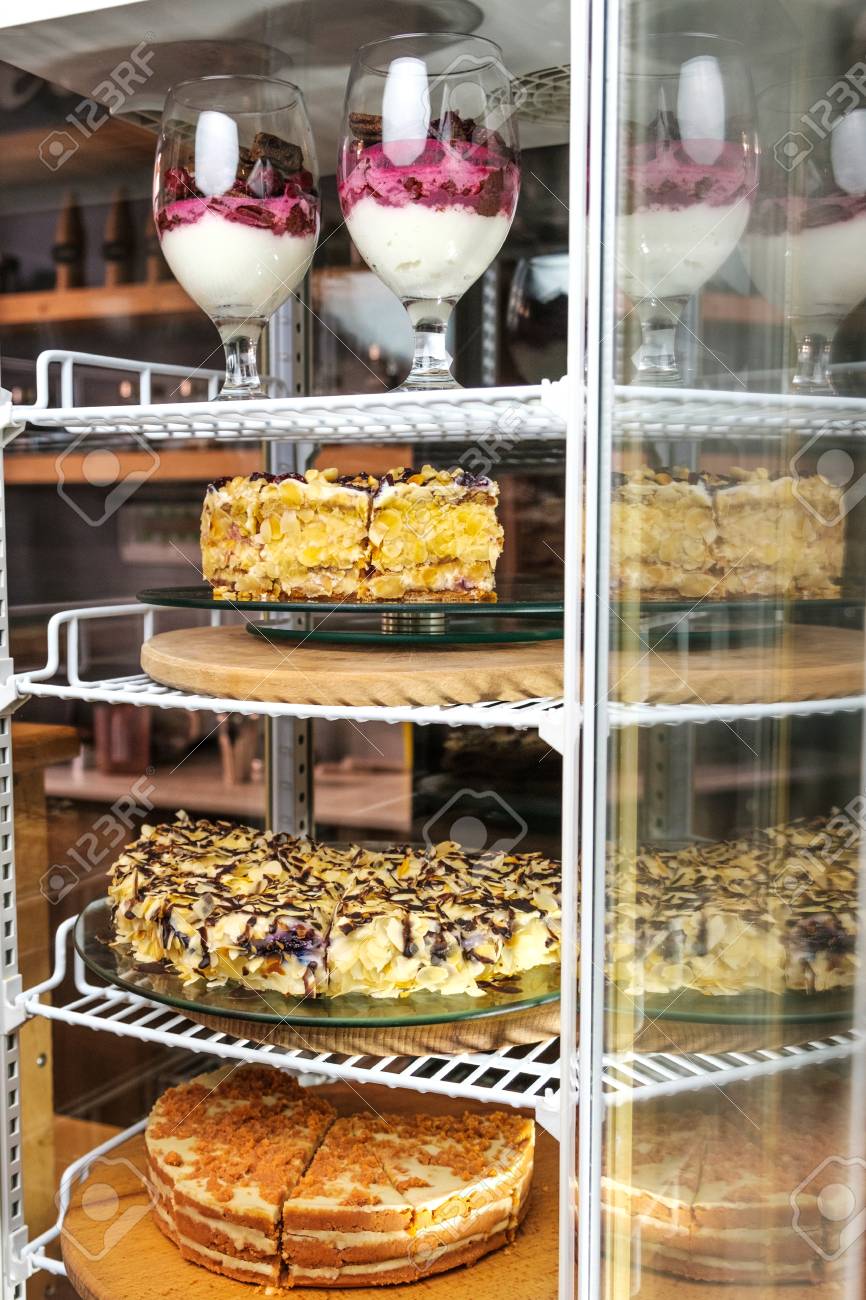 Gateau Boutique Un Large Eventail Gateau Dans Une Vitrine Desserts Colores Banque D Images Et Photos Libres De Droits Image Gateau Boutique Un Large Eventail Gateau Dans Une Vitrine Desserts Colores Banque D Images Et Photos Libres De Droits Image