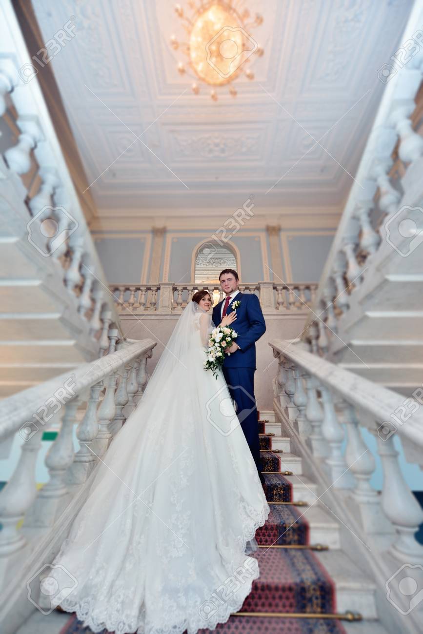 Los Pares De La Boda Dentro Se Estan Abrazando Chica Hermosa Modelo En Vestido Blanco Hombre En Traje Novia De Belleza Con Novio Retrato Femenino Y Masculino Mujer Con Velo De Encaje