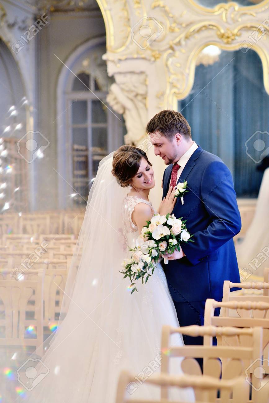 Los Pares De La Boda Dentro Se Estan Abrazando Chica Hermosa Modelo En Vestido Blanco Hombre En Traje Novia De Belleza Con Novio Retrato Femenino Y Masculino Mujer Con Velo De Encaje