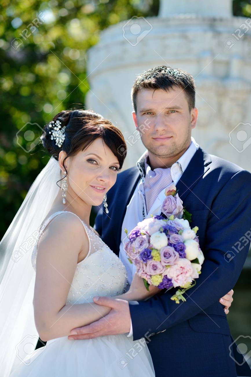 Couple De Mariage Sur La Nature étreint Lautre Belle Fille Modèle En Robe Blanche Homme En Costume Mariée De Beauté Avec Le Marié Portrait