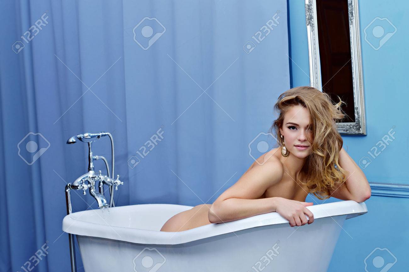 nud-sexy-bathroom-girls-pussy