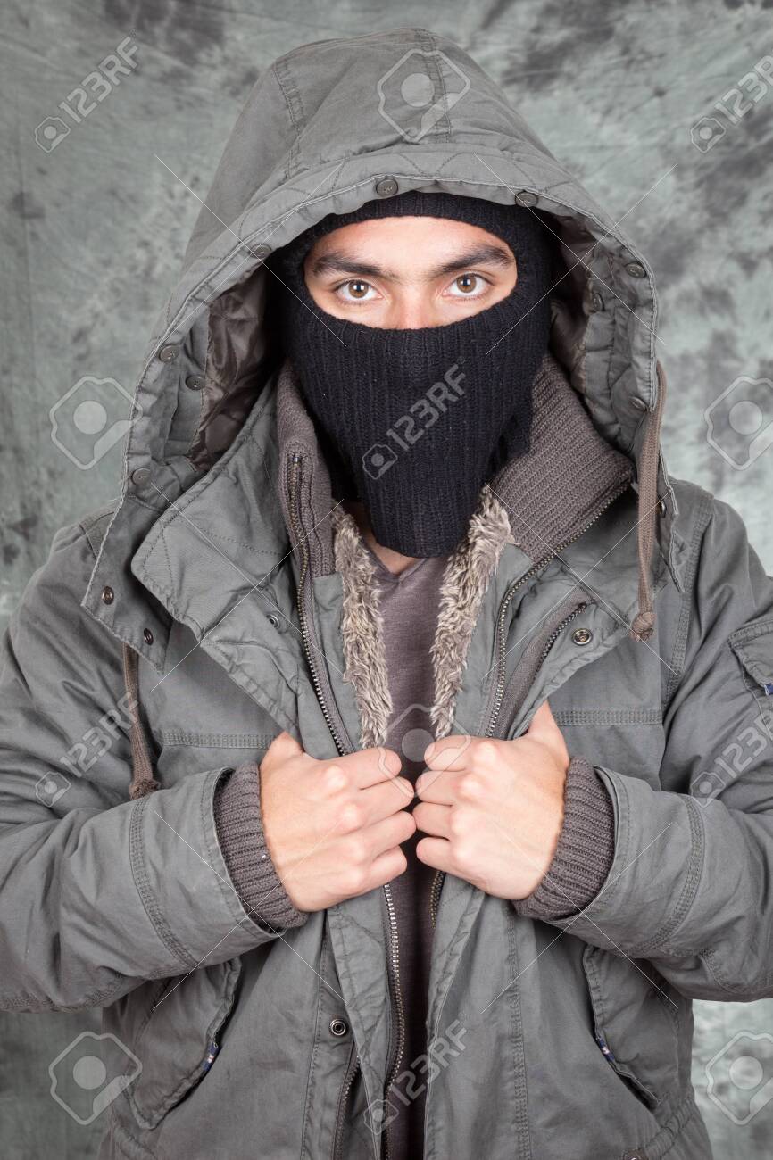 Homme Méconnaissable Portant Capuche Noir Et Manteau D'hiver Homme portant un manteau d'hiver avec une capuche de