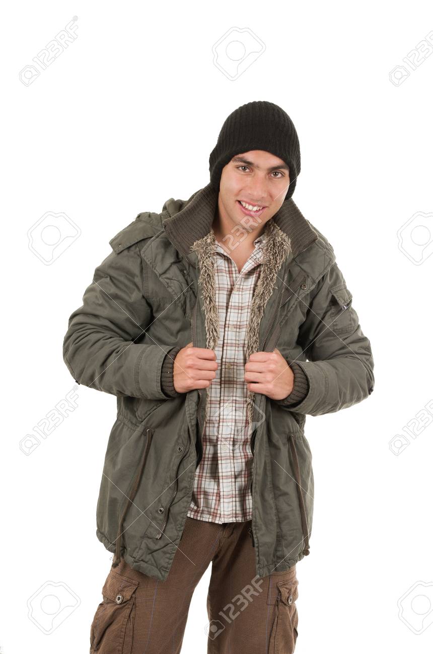 Latin Jeune Homme Portant Un Manteau D'hiver Vert Et Un Homme portant un manteau d'hiver avec une capuche de