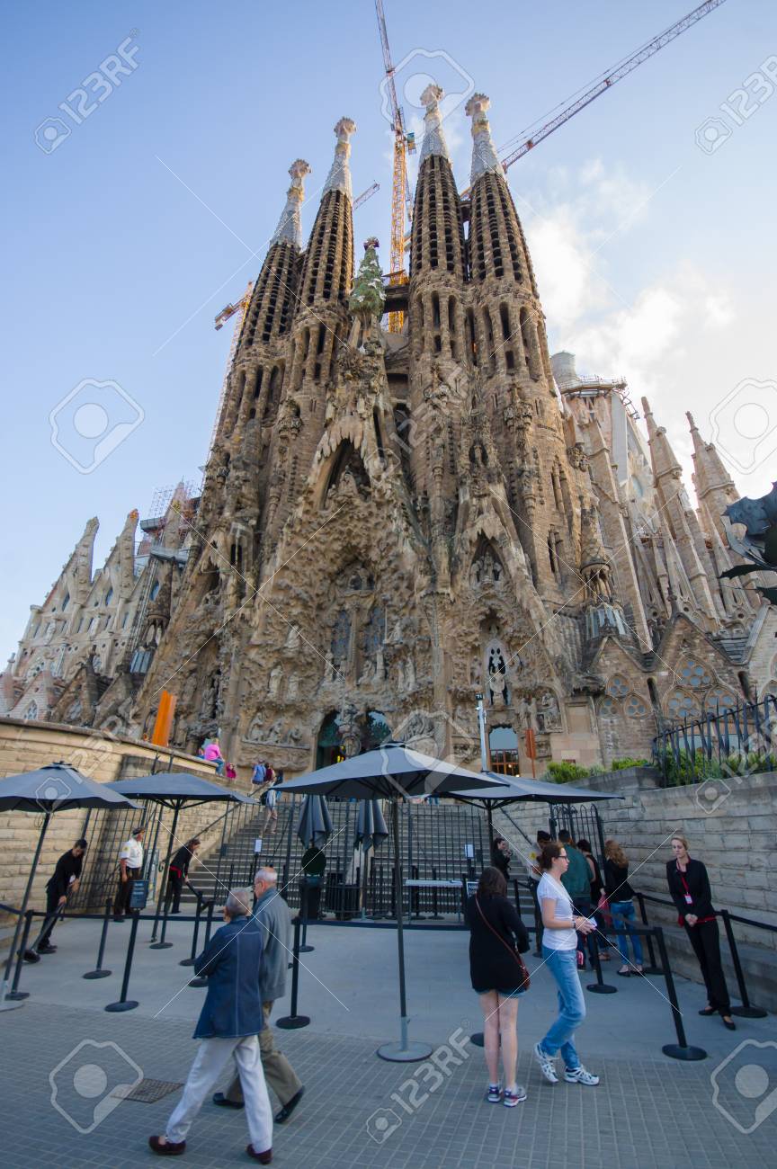 バルセロナ スペイン 15 年 8 月 8 日 壮大なバルセロナの教会サグラダ ファミリア見事なゴシック様式の詳細とユニークな芸術的な 建築 中くらい距離から撮影します の写真素材 画像素材 Image