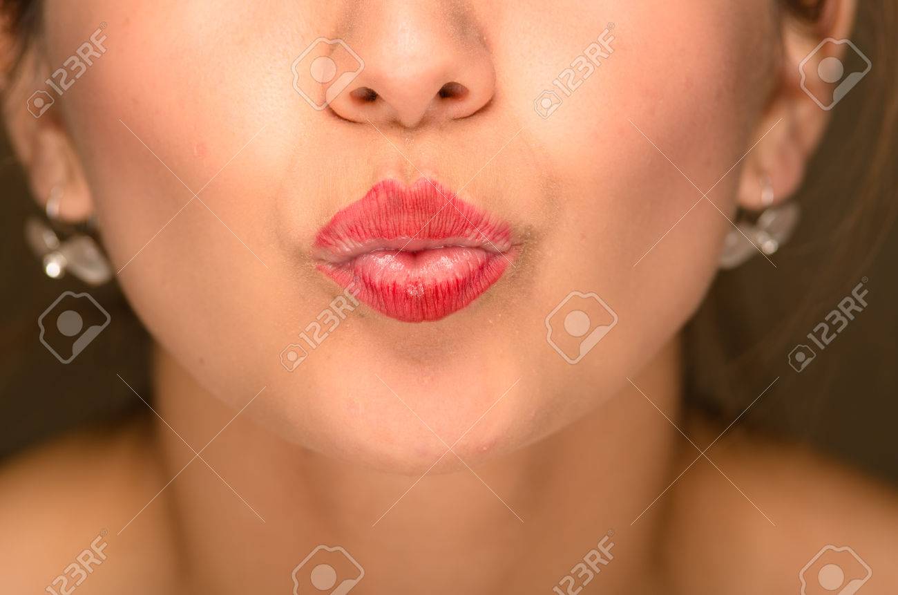 Вытягивают губы. Вытягивают губы. Женские губы трубочкой. Вытягивают губы. Вытягивают губы.