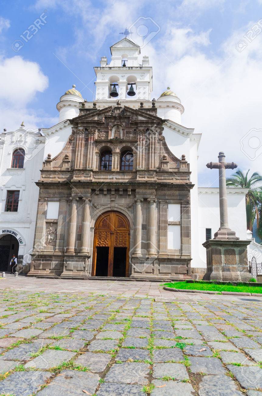 Entrada Frente A La Hermosa Iglesia De Guápulo Ubicada En Quito, Ecuador, La Arquitectura Colonial Española Y El Cielo Azul De Fondo. Fotos, Retratos, Imágenes Y Fotografía De Archivo Libres De Derecho. Entrada Frente A La Hermosa Iglesia De Guápulo Ubicada En Quito, Ecuador, La Arquitectura Colonial Española Y El Cielo Azul De Fondo. Fotos, Retratos, Imágenes Y Fotografía De Archivo Libres De Derecho.