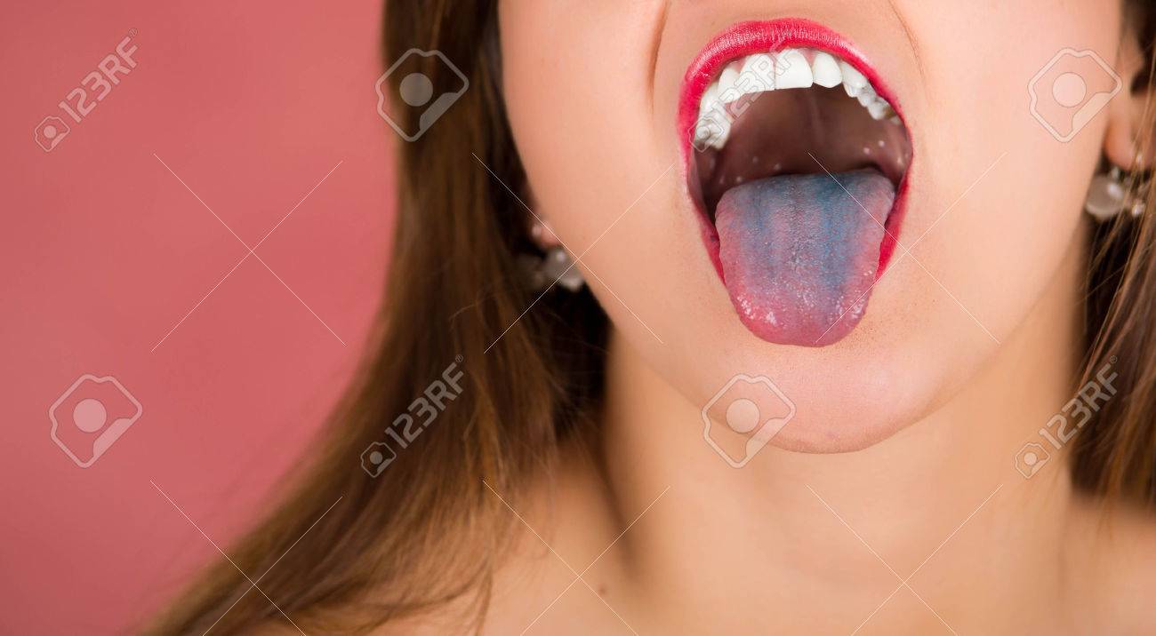口を開けて舌を広める女性はダウン ブルーの髪とピンクの背景の色 の写真素材 画像素材 Image