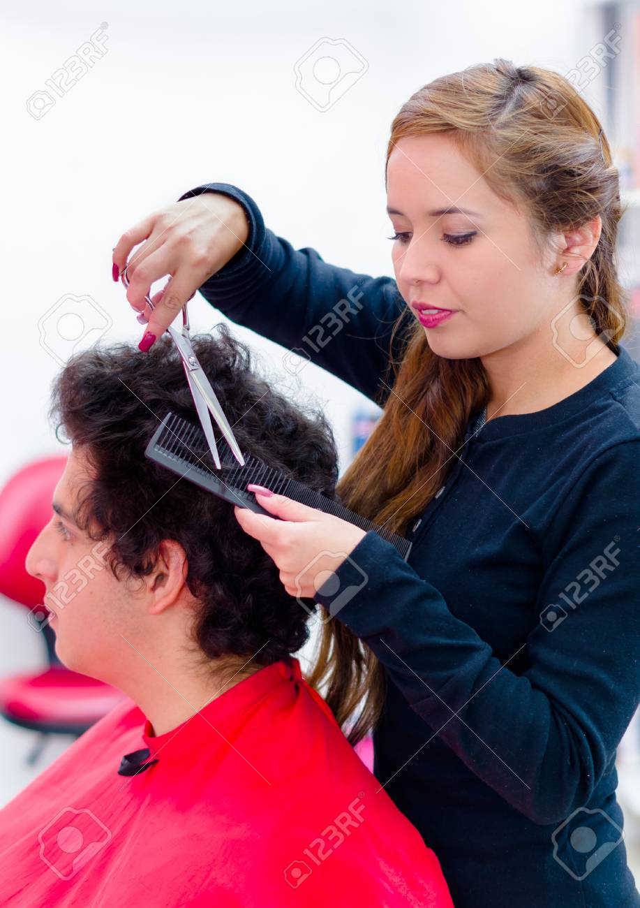 Immagini Stock I Capelli Ricci Di Un Uomo è In Corso Il Taglio Da