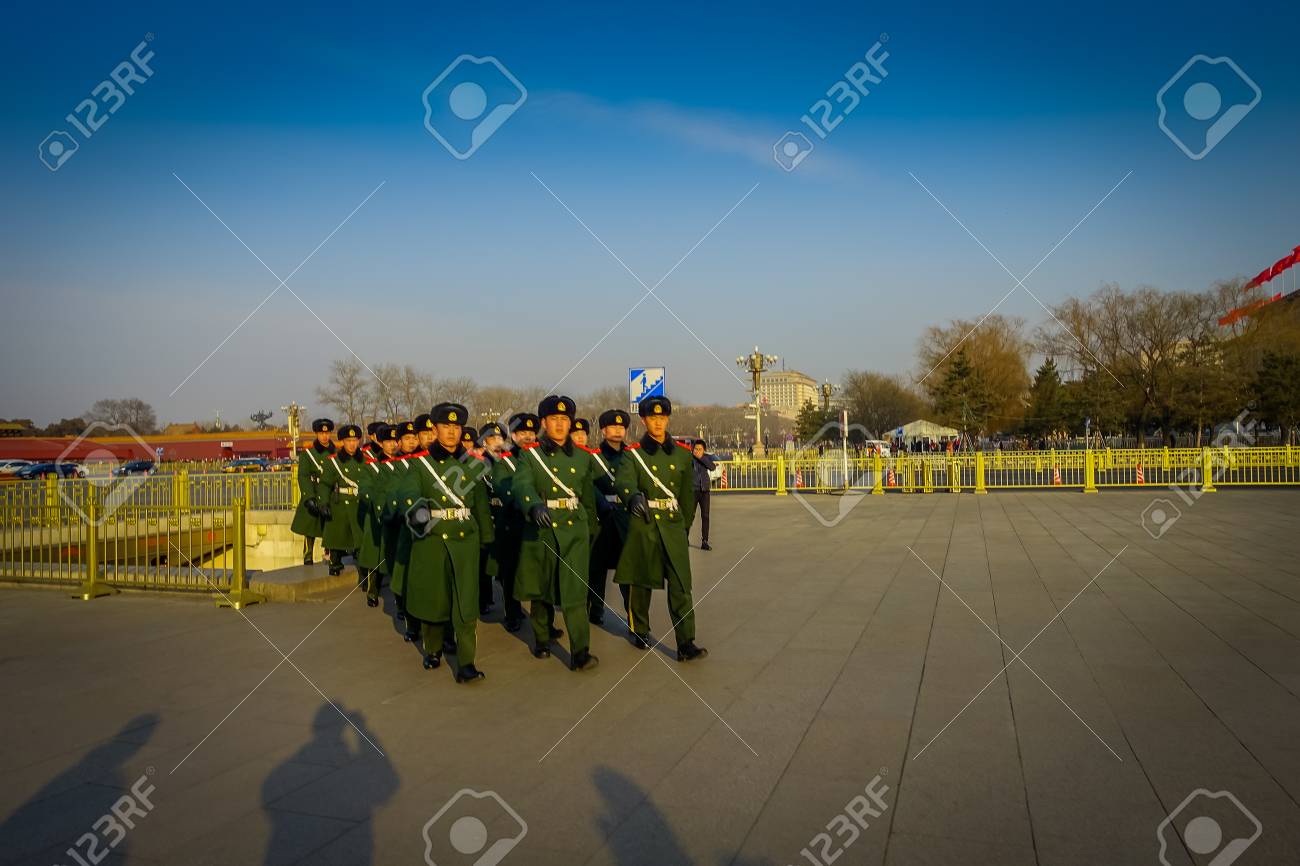 北京 中国 17 年 1 月 29 日 天門に行進している中国軍軍人広場緑の制服のコートと黒の帽子 美しい青空を身に着けています の写真素材 画像素材 Image