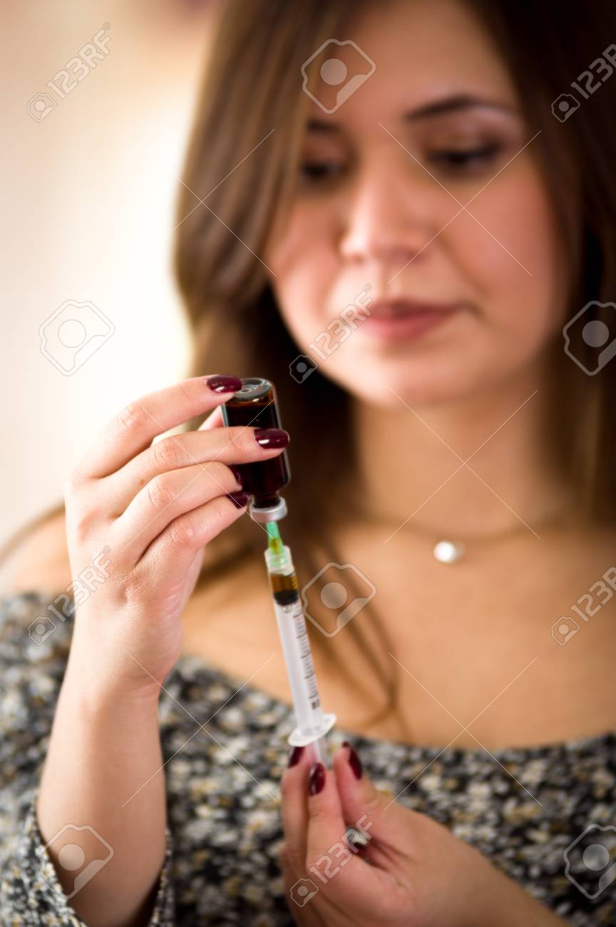 Junge Frau spritzt Junge Frau spritzt