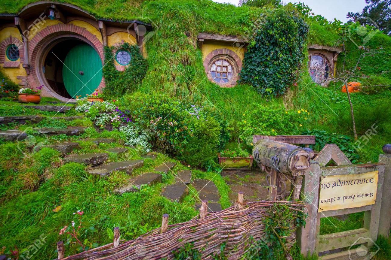 北の島 ニュージーランド 17 年 5 月 16 日 袋の端 ホビット 有名な映画のキーとなるキャラクターの家の正門 ホビットはロードオブザ リングの映画のために作成する架空の村 の写真素材 画像素材 Image