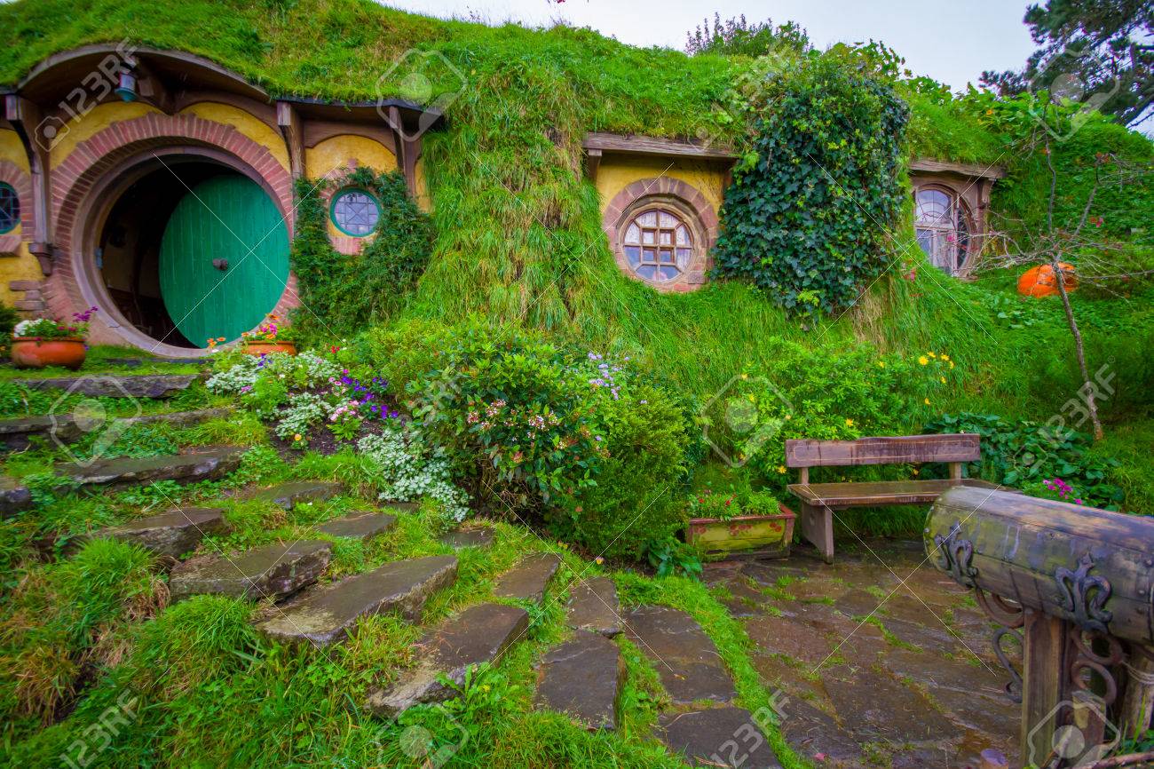 北の島 ニュージーランド 17 年 5 月 16 日 袋の端 ホビット 有名な映画のキーとなるキャラクターの家の正門 ホビットはロードオブザ リングの映画のために作成する架空の村 の写真素材 画像素材 Image