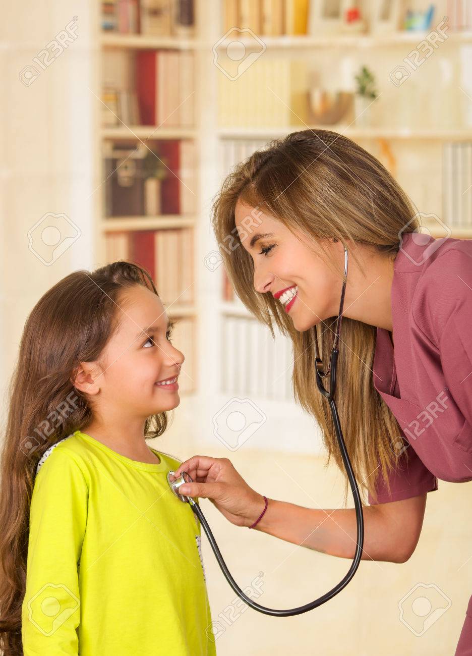 Hübsches junges Mädchen besuchte ihren Arzt Hübsches junges Mädchen besuchte ihren Arzt