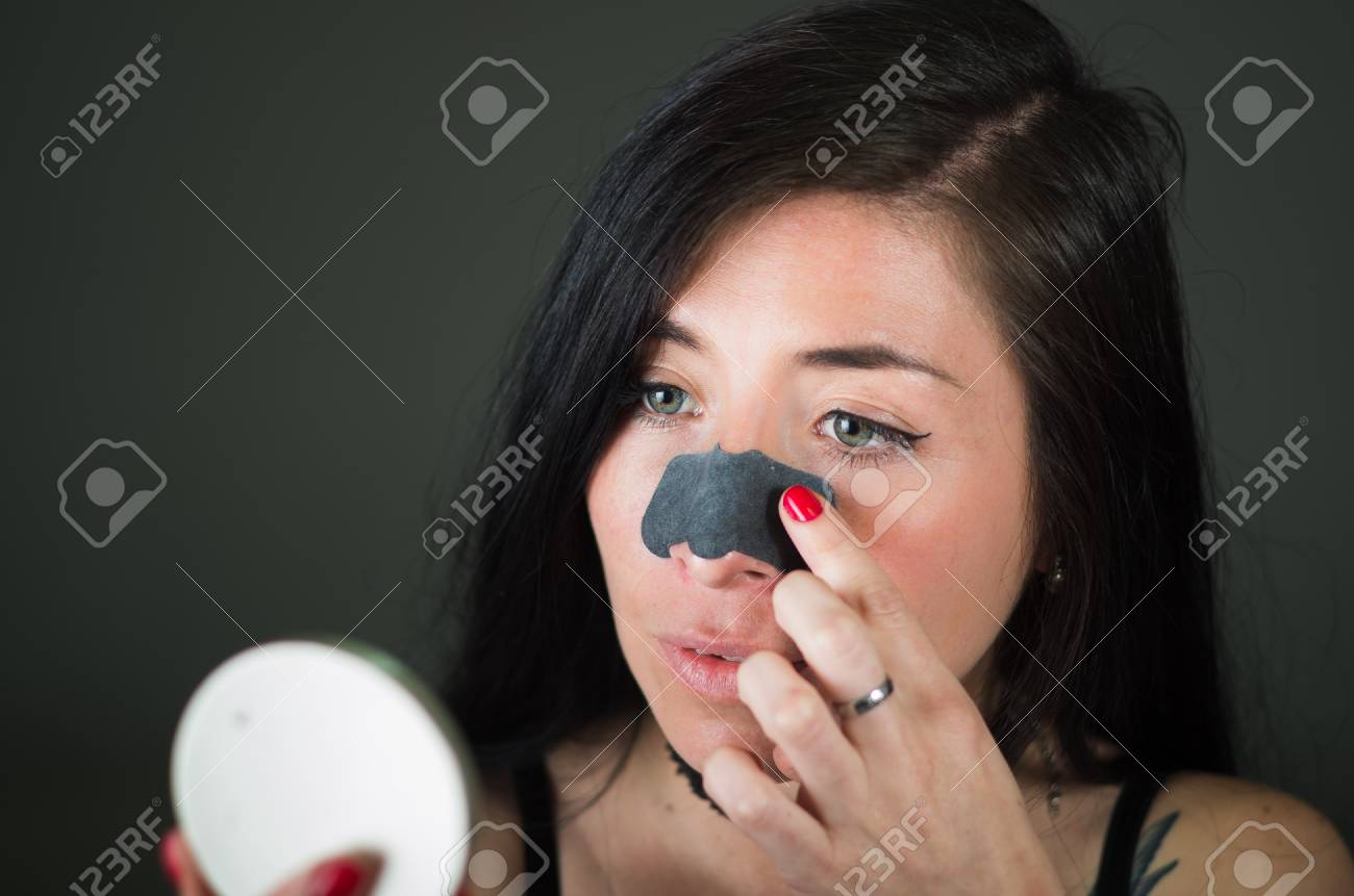 美しさ若い女性ミラー見て 取り替えた黒い鼻マスクの黒い斑点から肌をきれいにする の写真素材 画像素材 Image