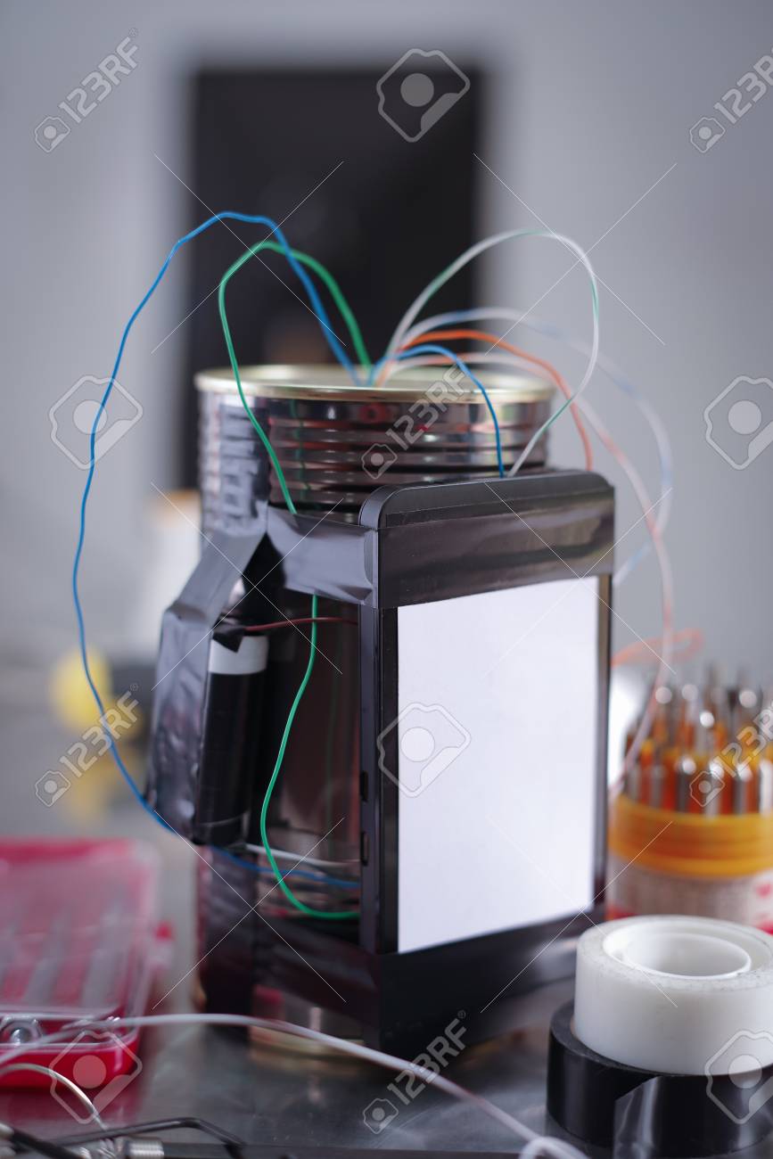 背景をぼかしで即席に作られた自家製爆弾の爆発装置のクローズ アップ の写真素材 画像素材 Image 82724561