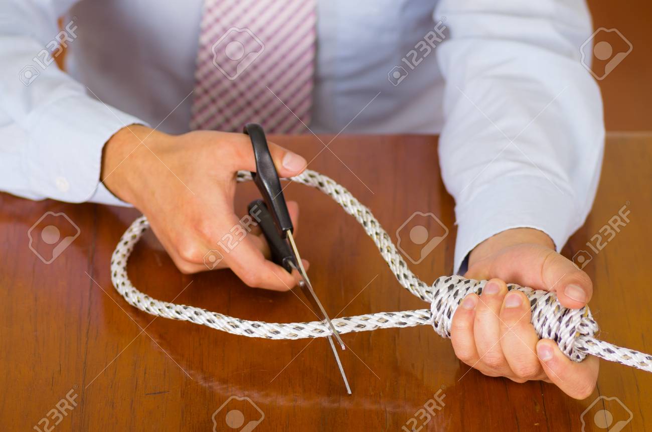 男は スリップ ノット概念ストップ自殺でロープを切断します の写真素材 画像素材 Image
