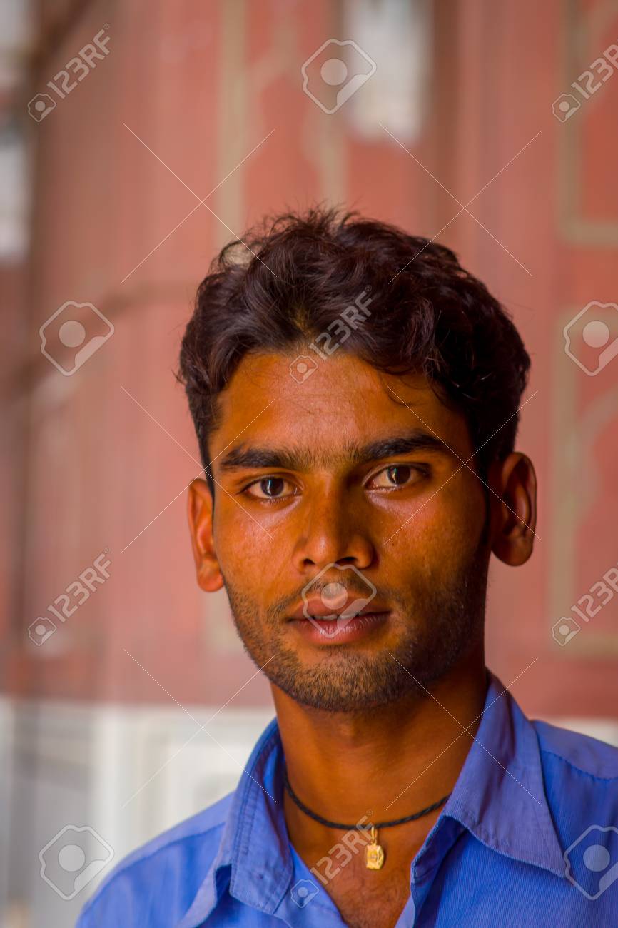 Deli India 27 De Setembro De 2017 Retrato De Um Homem Bonito Vestindo Uma Camiseta Azul E Olhando Para A Camera Dentro Do Templo Em Jama Masjid Mosque Em Delhi Na