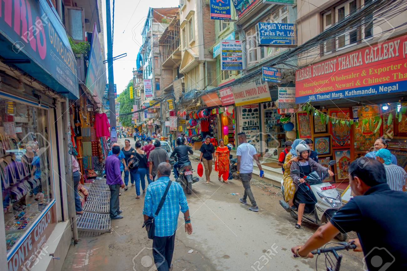 タメル ネパール カトマンズ 17 年 10 月 2 日 街のタメル いくつかの人々 が歩いて購入と タメルはカトマンズ ネパールの首都の商業地区です カトマンズで人気のある観光地の一つ の写真素材 画像素材 Image