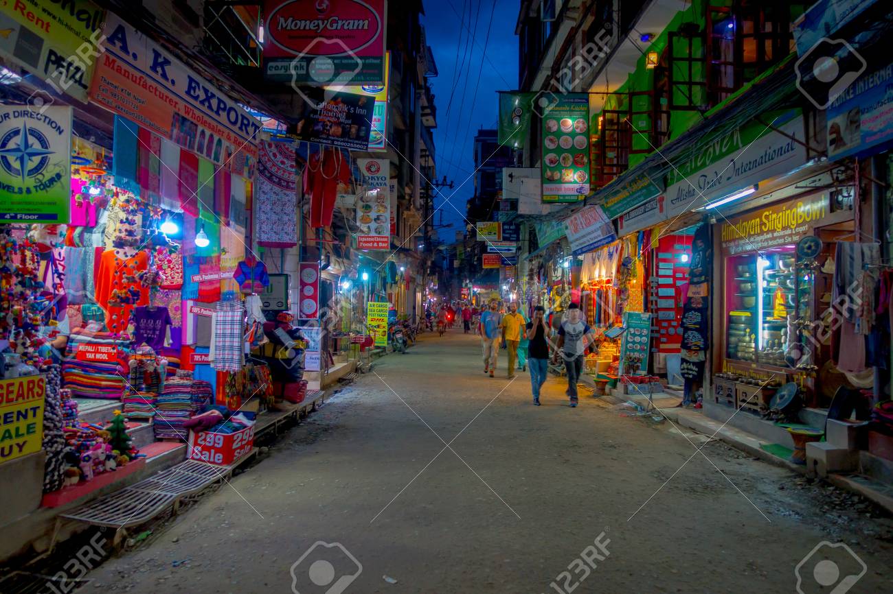 タメル カトマンズネパール 10 月 02 17 タメルの通りの夜景タメルはネパールの首都カトマンズにある商業地区です カトマンズで人気の観光名所の1つ の写真素材 画像素材 Image