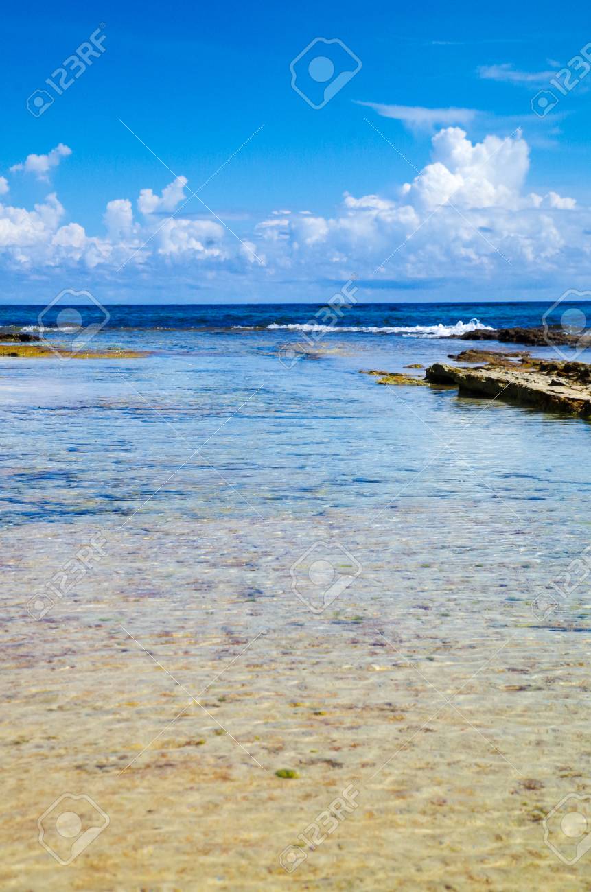 サンアンドレス コロンビアの豪華な晴れた日にジョニーケイからサンアンドレス島の素晴らしい美しい青空 の写真素材 画像素材 Image