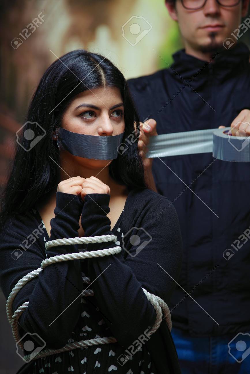 Видео связывают девушек скотчем