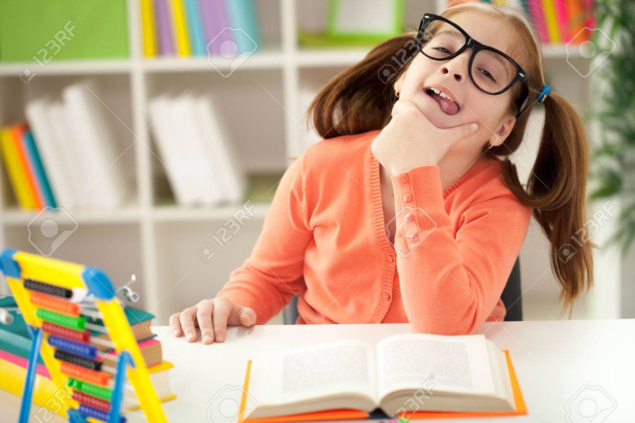 Mignon Drôle De Petite Fille Sarrête Devoirs Lecture à Tirer La Langue