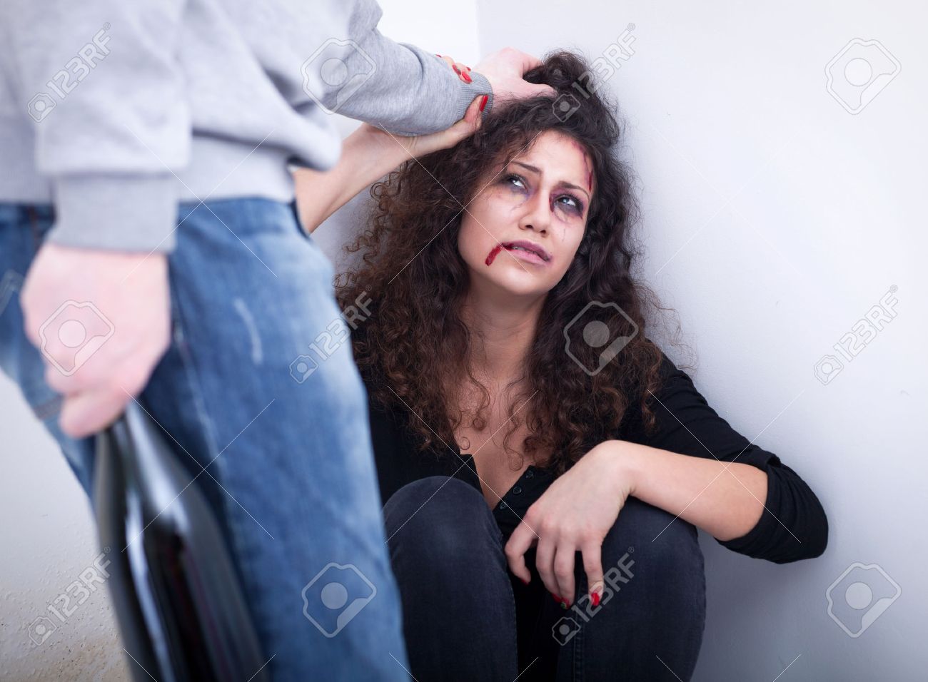 酔っぱらいで殴られた女性 の写真素材 画像素材 Image