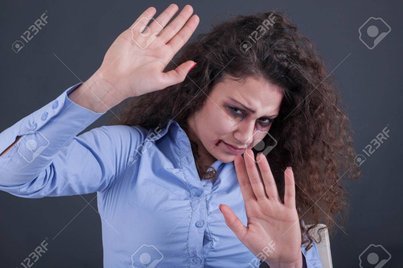 レイプ　強姦　画像 隅に座って、殴られて強姦女性、レイプ暴力国内の写真素材・画像素材 Image 49849880