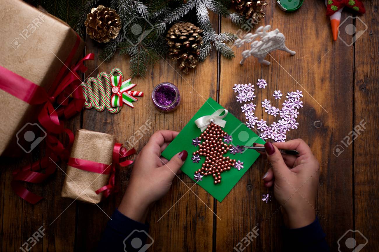 Regali Di Natale Fatti In Casa.Immagini Stock Concetto Di Natale Donna Che Fa I Regali Fatti In Casa A Casa Image 89404494