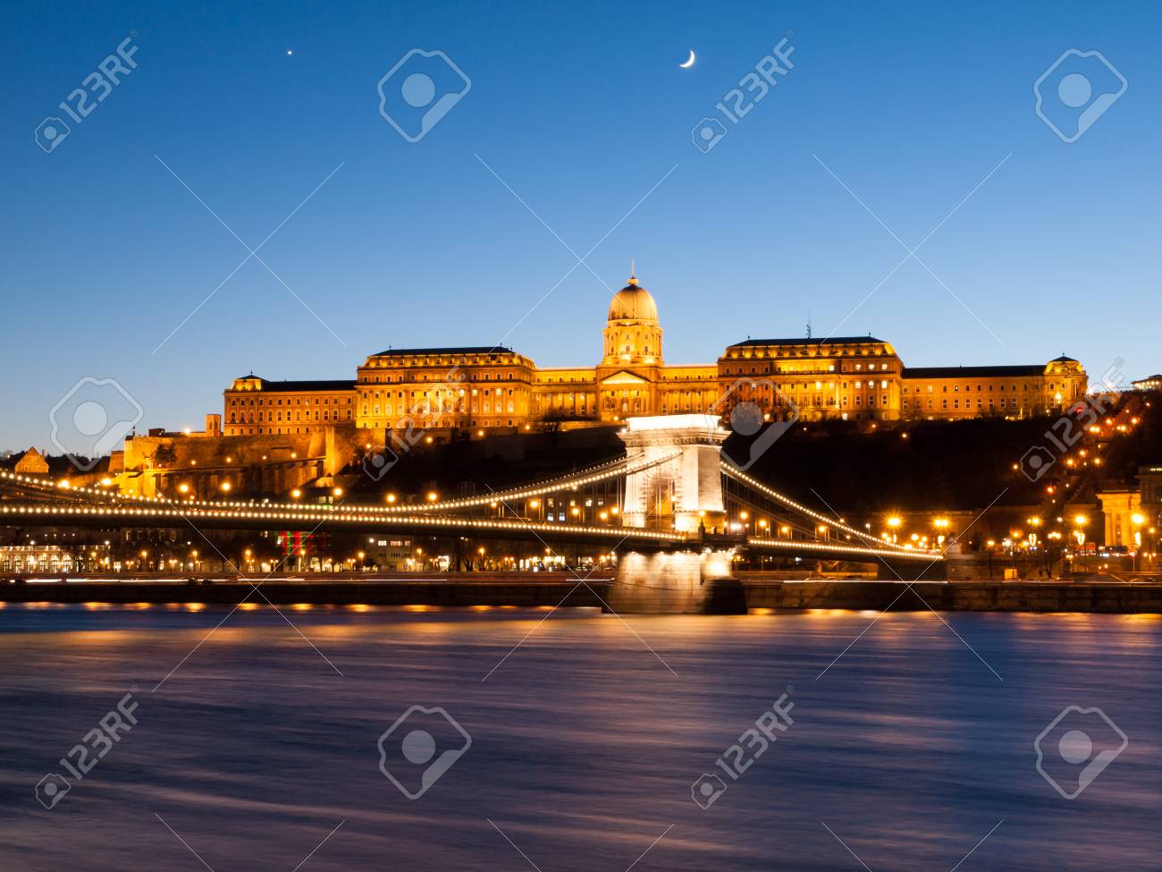 照らされたブダ城と夜 ハンガリー ヨーロッパ ブダペストのドナウ川の鎖橋 ユネスコ世界遺産 長時間露光ショットぼやけている水の流れ の写真素材 画像素材 Image
