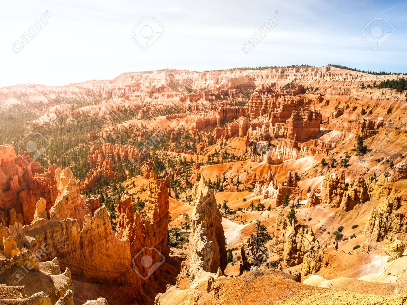 アメリカ合衆国ユタ州ブライスねかせのカラフルな岩の地層 の写真素材 画像素材 Image