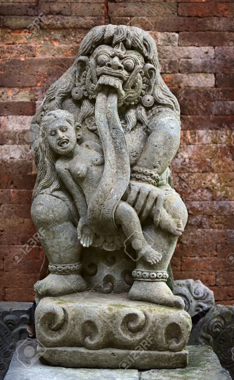 ランダの子供食べて神のアンティーク像。インドネシア、バリ島。 の