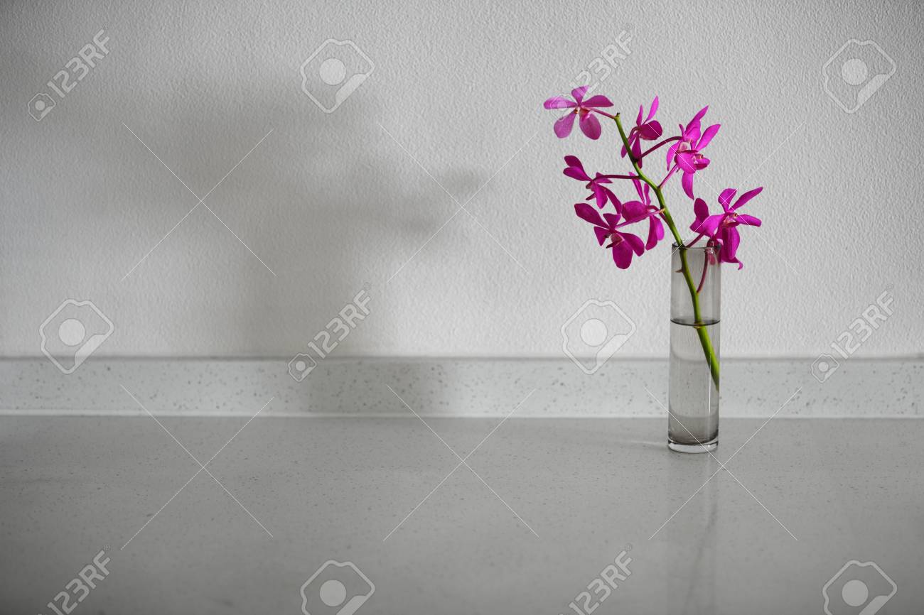 白い石のテーブルの上にシンプルな花瓶の蘭の花 の写真素材 画像素材 Image