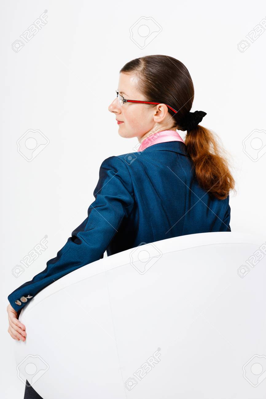 メガネとスーツの背中を椅子に座っている若い女性 の写真素材 画像素材 Image メガネとスーツの背中を椅子に座っている若い女性 の写真素材 画像素材 Image