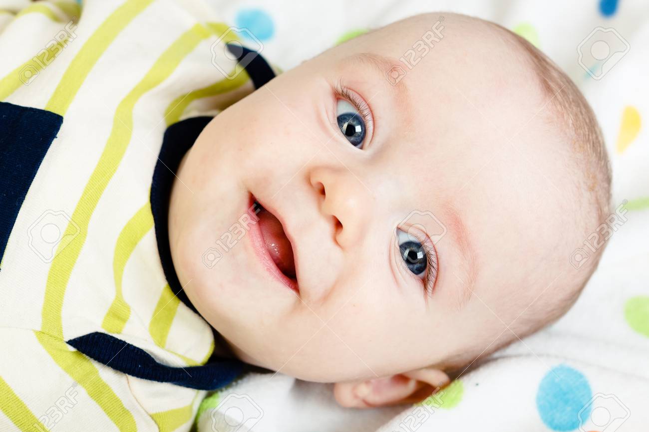 面白いのかわいい青い目の赤ちゃん 幸せな男の子 の写真素材 画像素材 Image