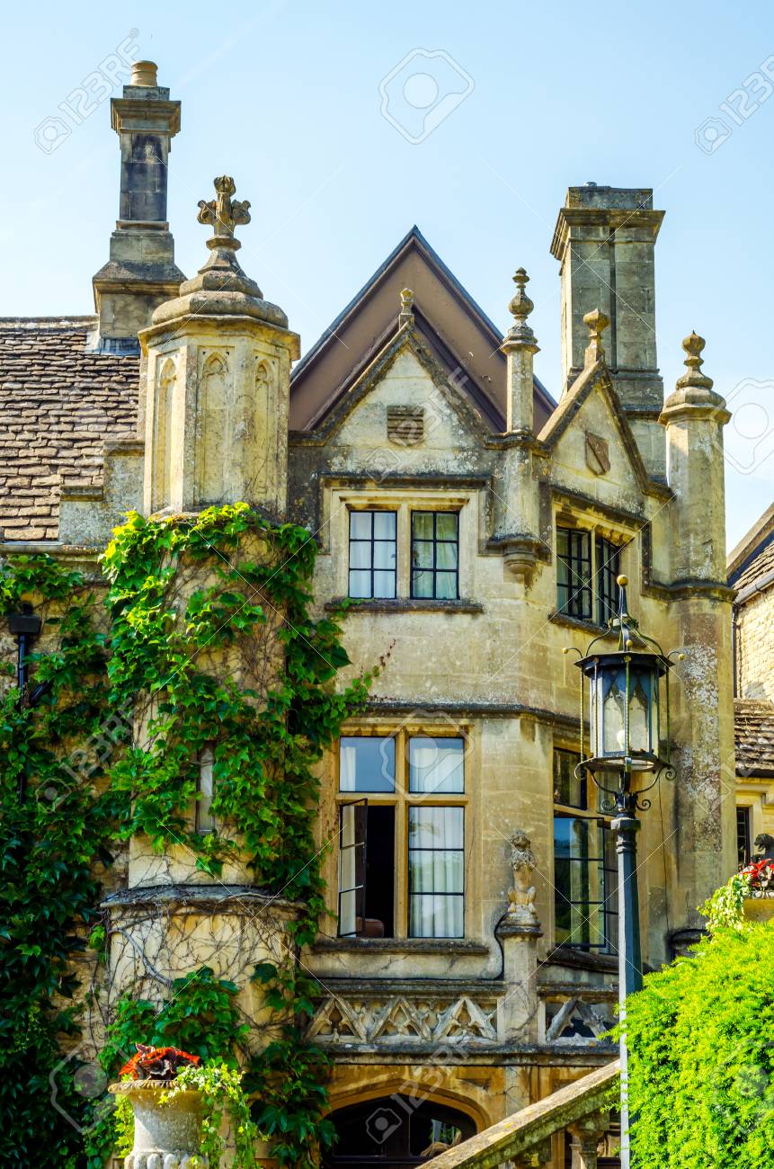 歴史あるお城 特徴的なタレット 美しい窓 石の彫像 ヴィンテージの様式化された古い建物 の写真素材 画像素材 Image 9341