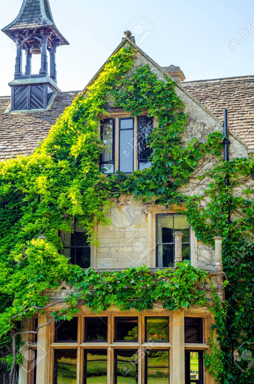 歴史あるお城 特徴的なタレット 美しい窓 石の彫像 ヴィンテージの様式化された古い建物 の写真素材 画像素材 Image