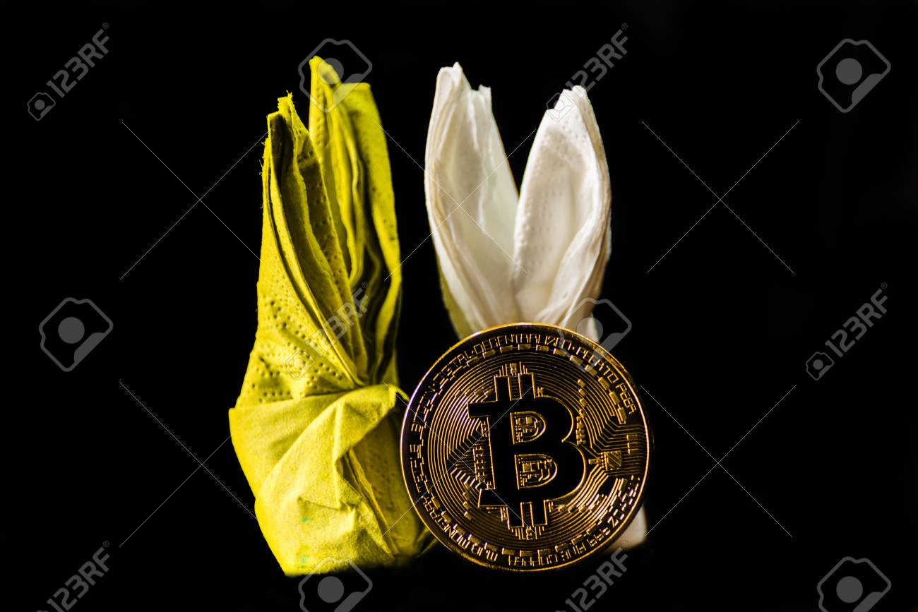 암호화 통화 골드 비트 코인, BTC, 토끼 냅킨, 비트 코인 및 부활절 개념으로 비트 코인 동전의 매크로 샷 로열티 무료 사진,  그림, 이미지 그리고 스톡포토그래피. Image 96624310
