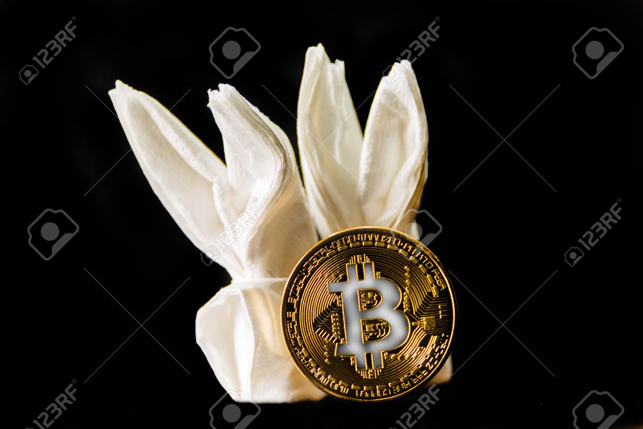 암호화 통화 골드 비트 코인, BTC, 토끼 냅킨, 비트 코인 및 부활절 개념으로 비트 코인 동전의 매크로 샷 로열티 무료 사진,  그림, 이미지 그리고 스톡포토그래피. Image 96624942