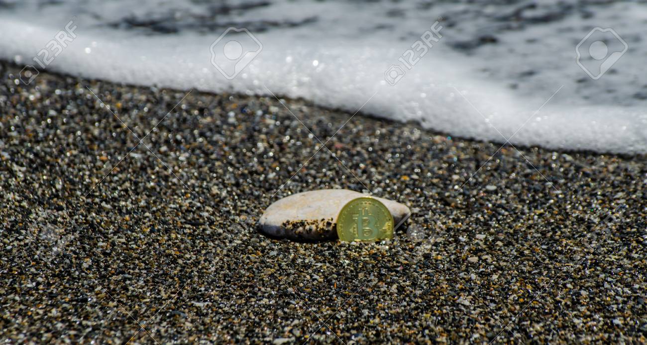 해변 배경 비트코인 채굴 개념에 있는 비트코인 동전의 암호화 통화 금 비트코인 Btc 매크로 샷 로열티 무료 사진, 그림, 이미지  그리고 스톡포토그래피. Image 106957548