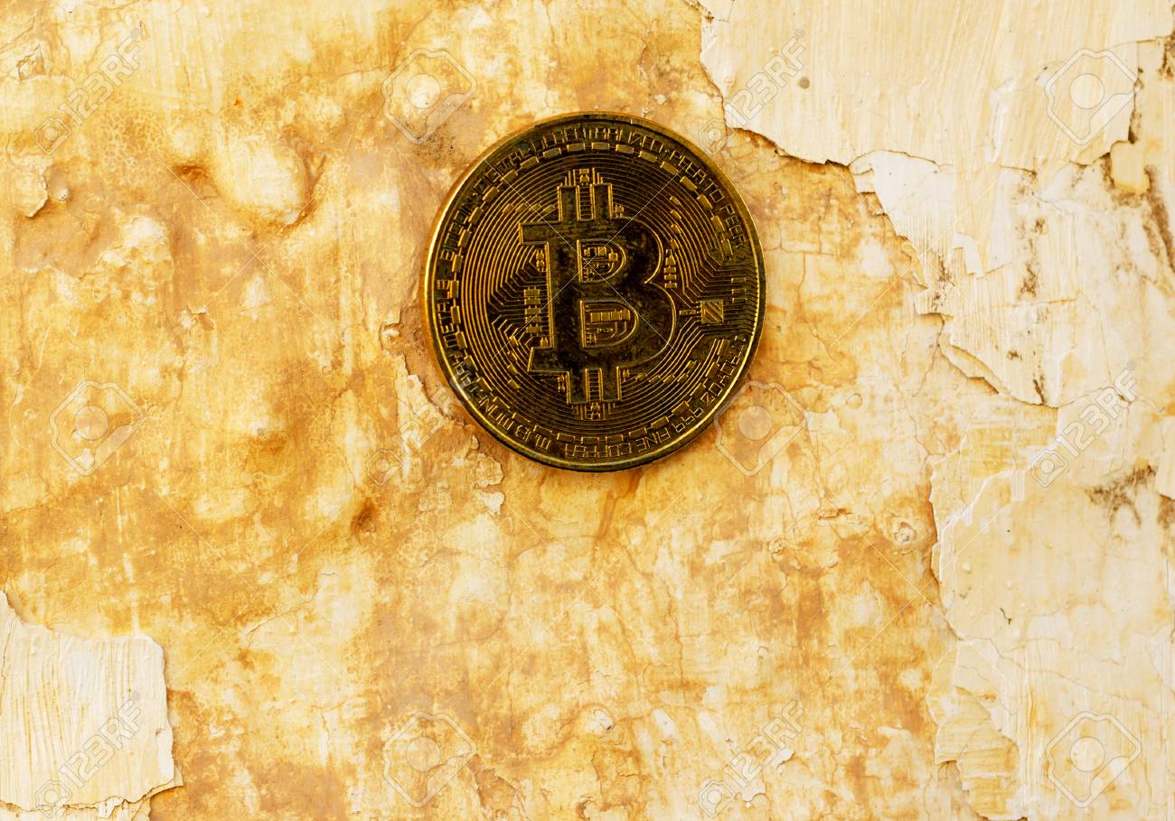 오래된 페인트 배경 비트코인 채굴 개념에 대한 비트코인 동전의 암호화 통화 금 비트코인 Btc 매크로 샷 로열티 무료 사진, 그림,  이미지 그리고 스톡포토그래피. Image 113948913