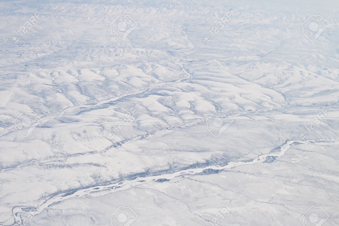 雪覆われたベルホヤンスク山脈北部サハ共和国 シベリア ロシアの飛行機から フォア グラウンドで川オレニョーク川があります の写真素材 画像素材 Image