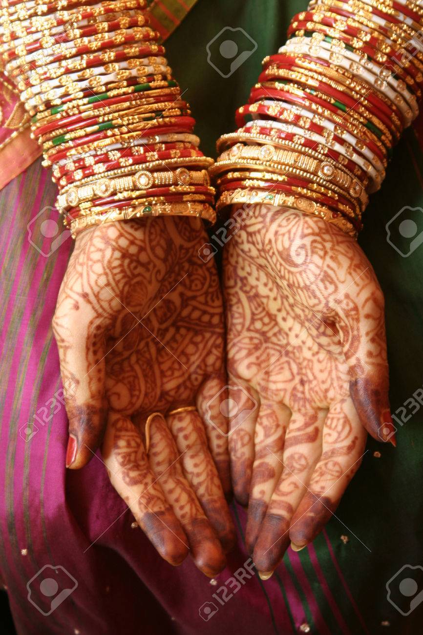 Indischen Braut Hande Mit Henna Und Armreifen Indische Hochzeit Lizenzfreie Fotos Bilder Und Stock Fotografie Image 28410364